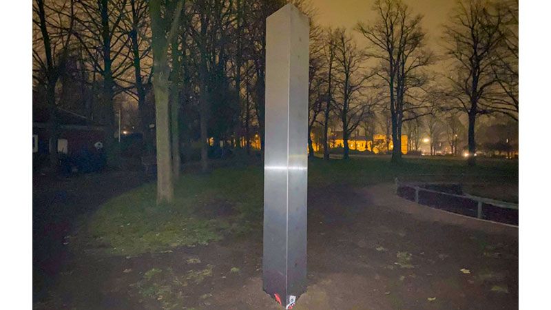 Auf einmal war sie wieder aufgerichtet: Die mysteriöse Metallstele auf dem Harburger Schwarzenberg. | Foto: HamburgNews