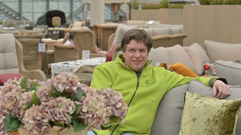 Carsten Matthies vom Bellandris Matthies Gartencenter in Hittfeld ist stolz auf die riesige Auswahl moderner Gartenmöbel im Center.