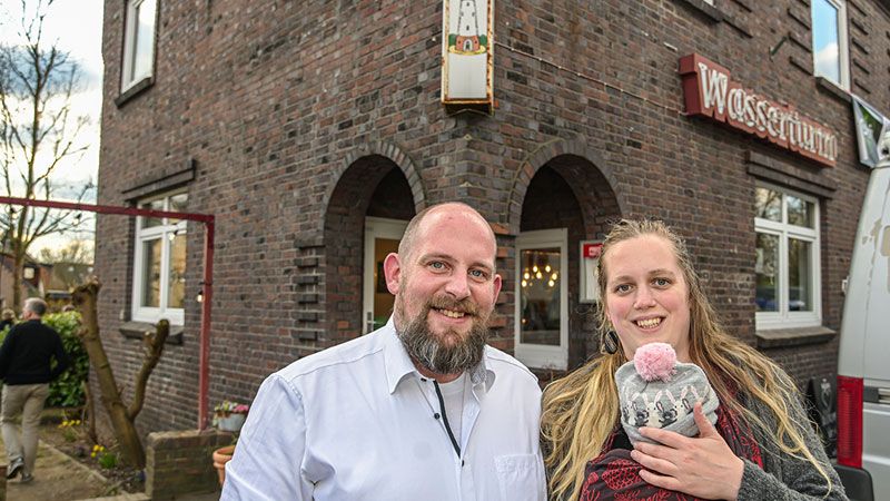 Britta und Achim de Buhr freuen sich mit Töchterchen Luna (drei Monate) über die neue Location „Wasserturm&Feuerteufel“ in Moorburg. | Foto: Niels Kreller