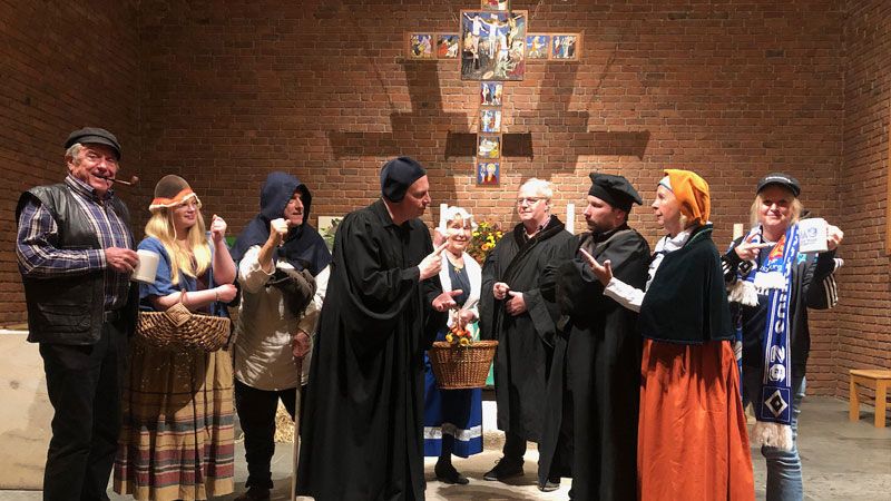Die Schauspielgruppe der Bendestorfer Kirchengemeinde führt das Stück „Revoluzzer unterm Kreuz“ auf. Auf dem Foto sind Mitglieder des Bendestorfer Theaterensembles zu sehen, die im vergangenen Jahr ein Theaterstück spielten. | Foto: S. Denkeler