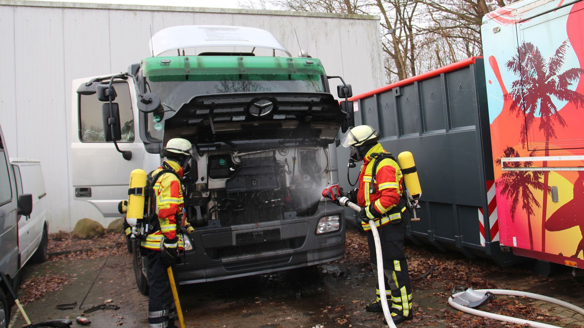 Die Feuerwehr Meckelfeld und der Einsatzleitwagen der Feuerwehr Seevetal waren bei diesem LKW in Meckelfeld im Einsatz. Dort hatte das Innere der Fahrerkabine gebrannt. | Foto: Pressestelle FF Seevetal