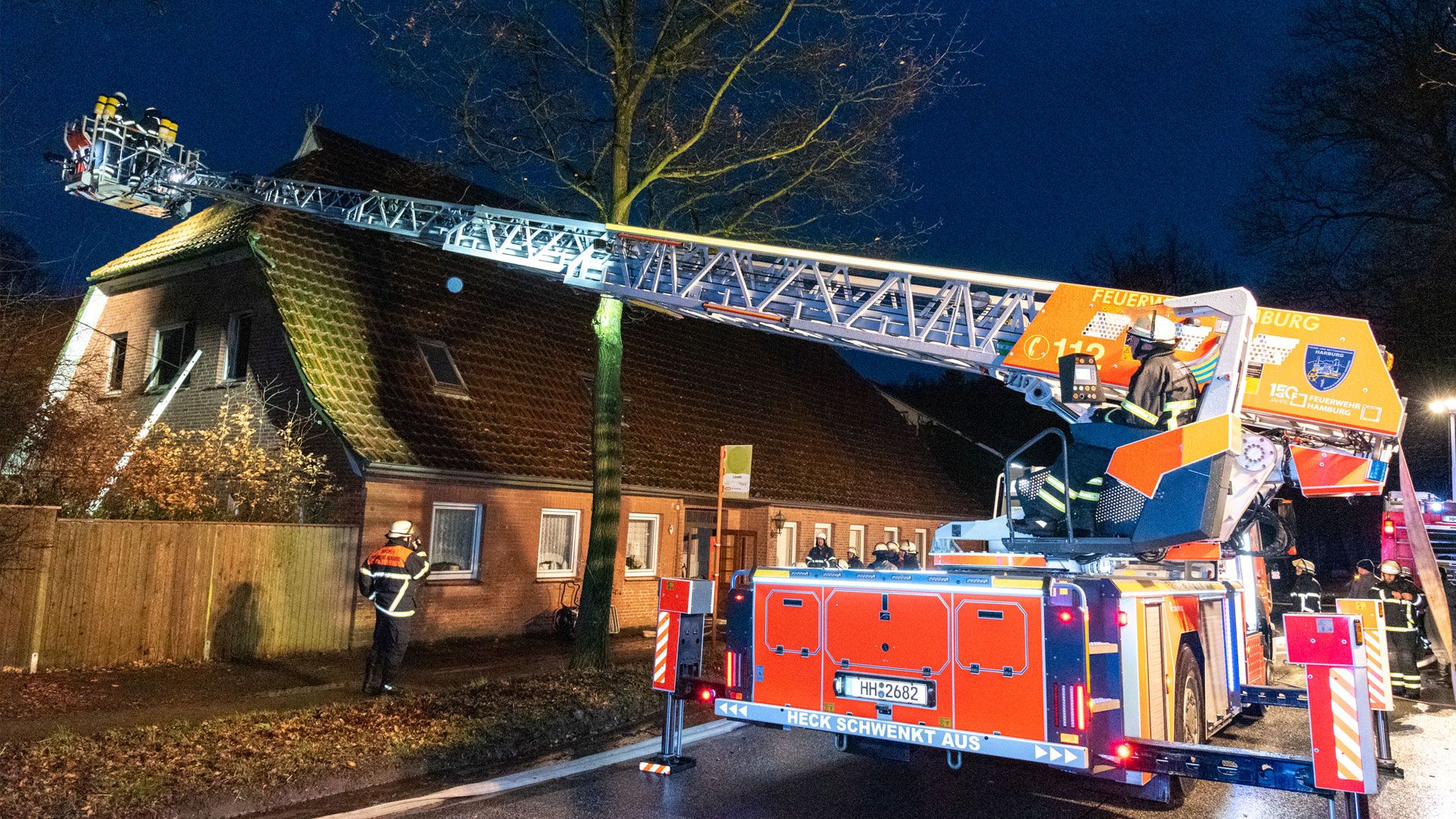 Als die Feuerwehr eintraf, stand das Dachgeschoss dieses Reiterhofs in Flammen. | Foto: JOTO