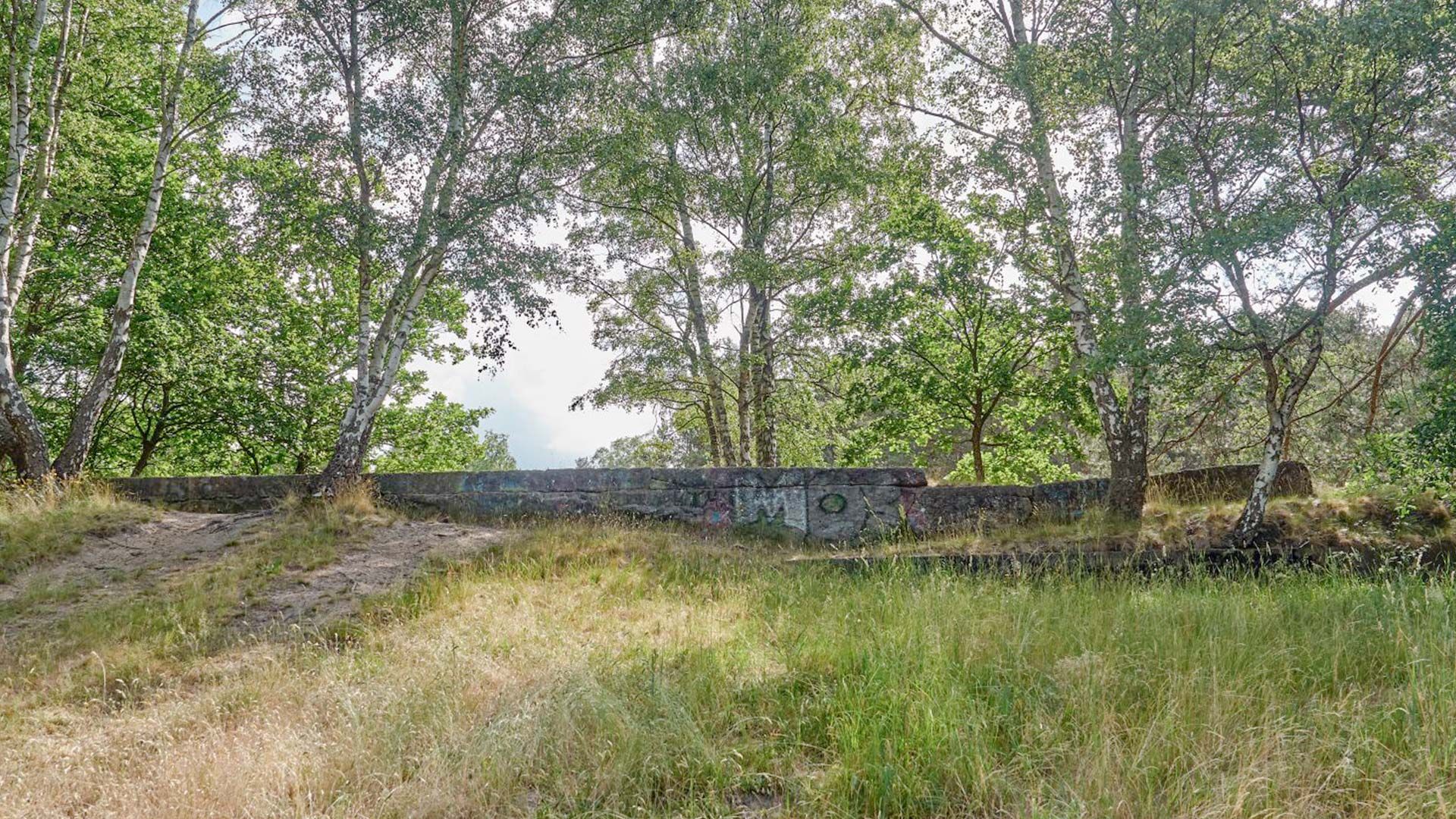 Das Fundament des Außenlagers des KZ Neuengamme in Neugraben. Foto: Ulrich Raatz