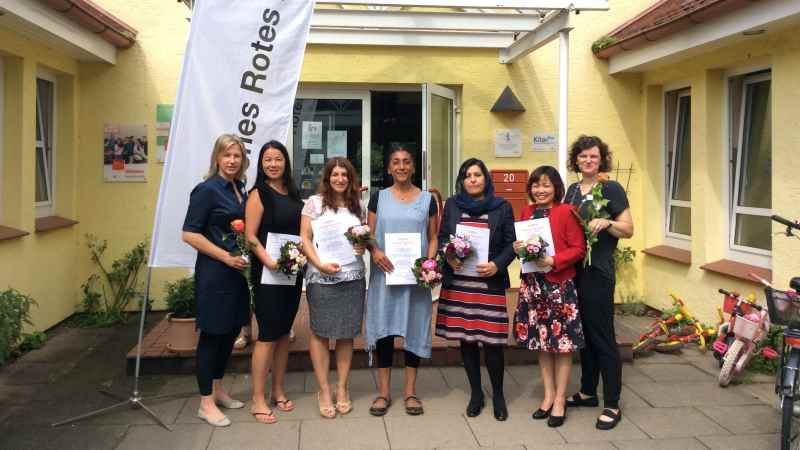 „Nachbarschaftsmütter in Neuwiedenthal“: DRK-Projektleiterin Antje Hirt (von links), Marwa Tewes-Wasiqi, Nora Kaplan, Nerman Ulas, Adela Saida, Leizel Schäfer, Projektleiterin Ruth Jacobs | Foto: ein