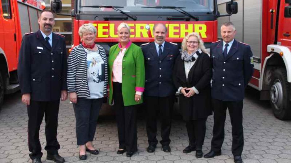 Über die Ernennung zum Ehrenortsbrandmeister in Maschen freuten sich Gemeindebrandmeister Rainer Wendt, (von links), die Feuerschutzausschussvorsitzende Berit Rohte, Bürgermeisterin Martina Oertzen, Uwe Schiemann, Ortsbürgermeisteirn Angelika Tumuschat-Bruhn und Ortsbrandmeister Torsten Meyer. | Foto: ein