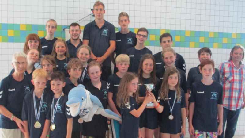 Die glückliche Mannschaft des Schwimm-Clubs freute sich mit Seevetals stellvertretendem Bürgermeister Andreas Rakowski (rechts) und Heike Morche (links), Sportwart und Trainerin des SC Seevetal. | Foto: ein