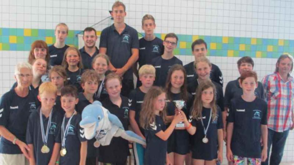 Die glückliche Mannschaft des Schwimm-Clubs freute sich mit Seevetals stellvertretendem Bürgermeister Andreas Rakowski (rechts) und Heike Morche (links), Sportwart und Trainerin des SC Seevetal. | Foto: ein