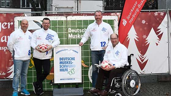 André Golke, Andreas Kaiser, Jörg Duve und Dirk Rosenkranz (v.L.n.R.) freuen sich wie jedes Jahr auf eine erfolgreiche Torwandmeisterschaft auf dem Harburger Weihnachtsmarkt. | Foto: Niels Kreller