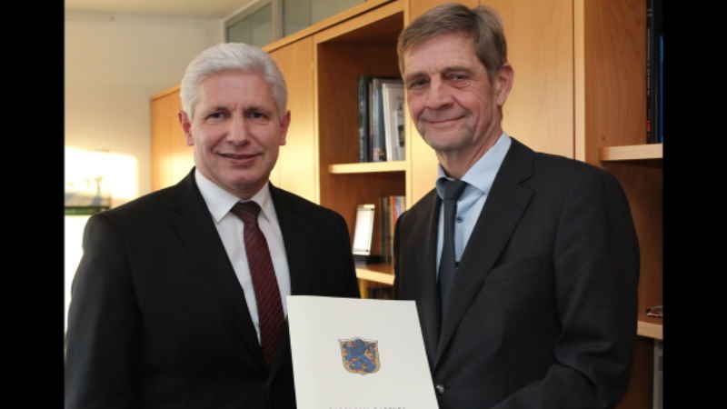 Landrat Rainer Rempe (links) verabschiedet Ronald Oelkers in den Ruhestand. | Foto: ein