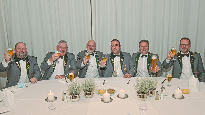 Am Freitag trafen sich die "Knöpfe" der Harburger Schützengilde zum traditionellen Grünkohlessen. | Foto: Niels Kreller