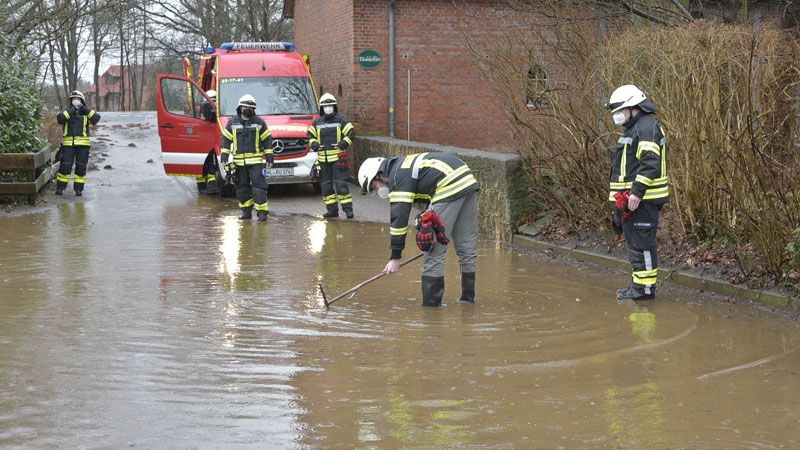 Durch langanhaltende und teils starke Regenfälle waren am SOnntag zahlreiche Straßen im Landkreis Harburg überflutet. | Foto: JOTO