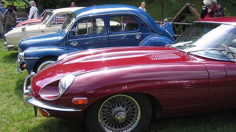 Zwischen historischen Gebäuden der Heide- und Marschlandschaften begeistern rund 350 Pkw, Lkw, Motorräder und Co. vom frühen 20. Jahrhundert bis zum Baujahr 1979 die Besucher im Freilichtmuseum am Kiekeberg. | Foto: FLMK