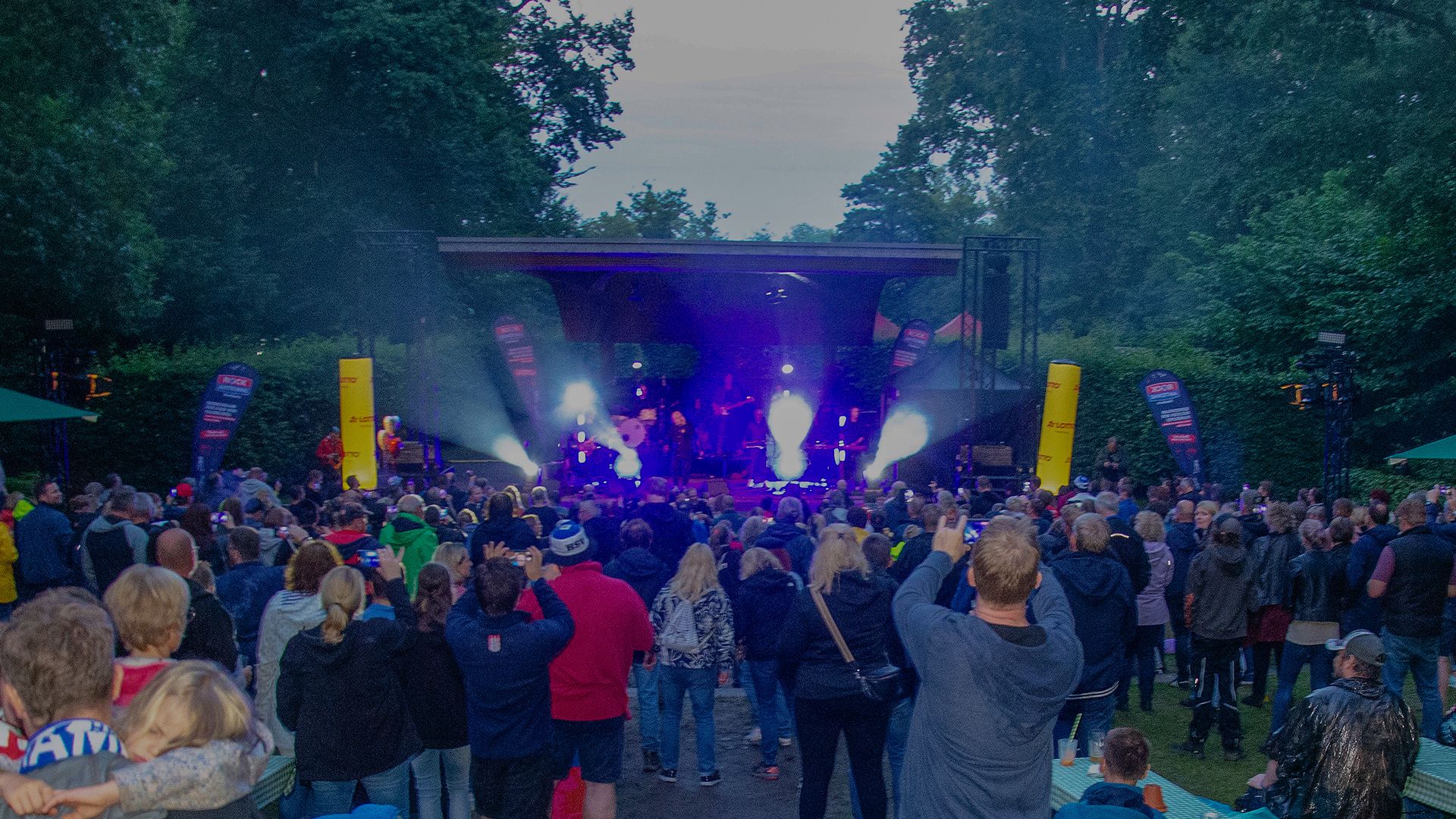 Megastimmung war an der Freilichtbühne im Harburger Stadtpark, als Lotto King Karl und die Barmbek Dreamboys beim Sommer im Park rockten. | Foto: Sören Noffz