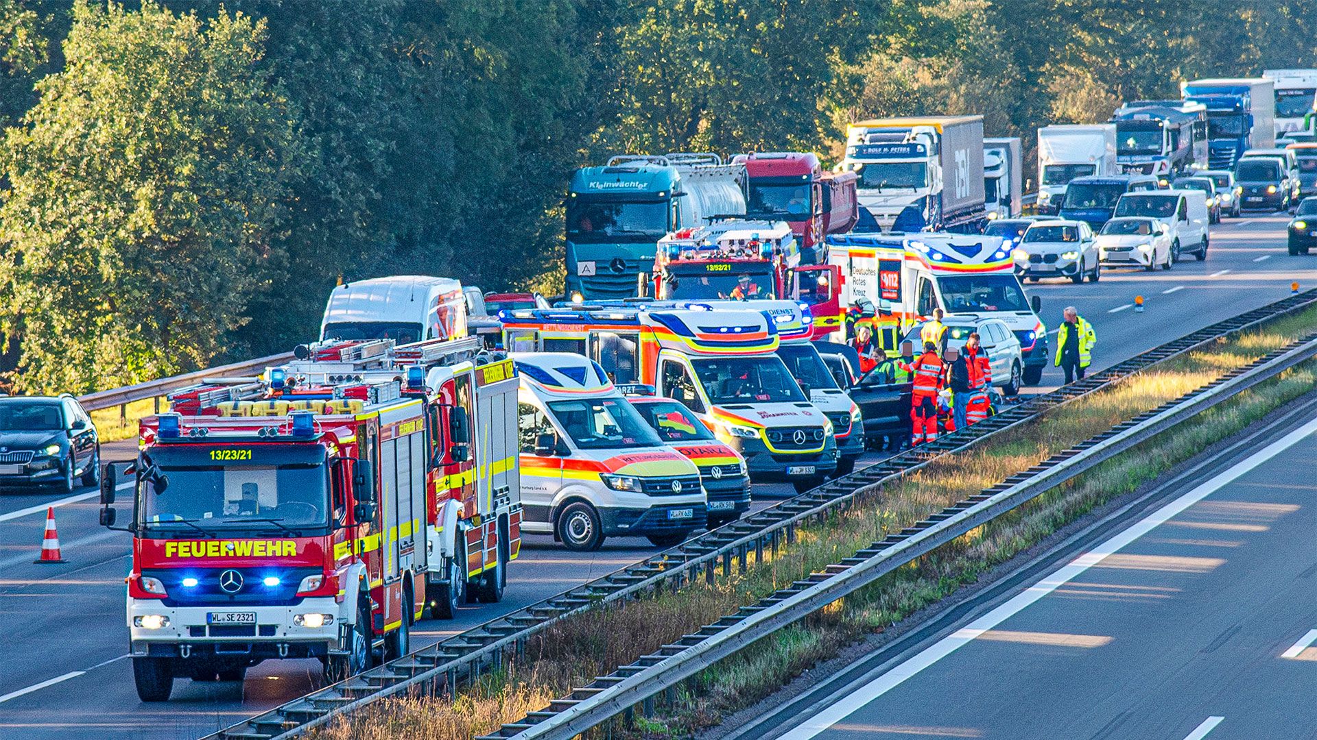 Aufgrund eines Auffahrunfalls auf der A1 kam es am Mittwochmorgen zu einem zehn Kilometer langem Stau. Mehrere Personen wurden verletzt. | Foto: JOTO