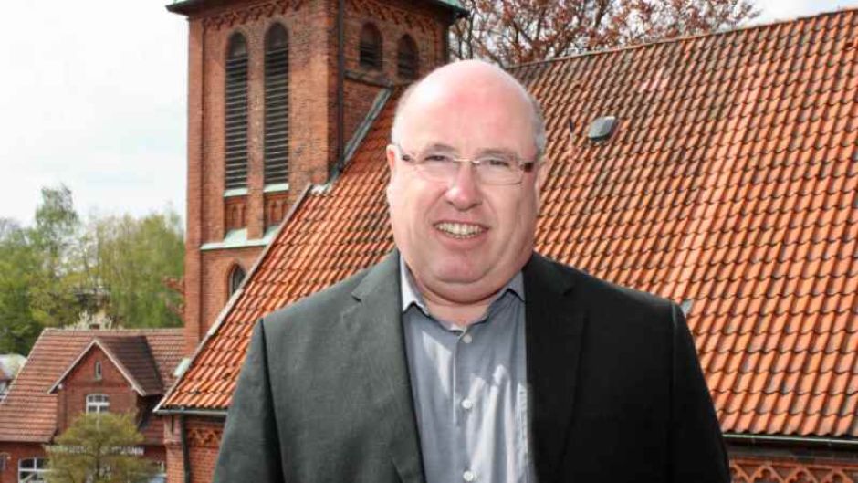 Wilhelm Nordmann auf dem Balkon seiner Wohnung im Paulus-Haus vor der Buchholzer St. Paulus-Kirche. | Foto: ein