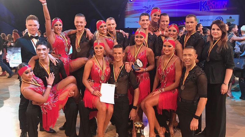 Vor einem Jahr belegte das Team von Blau-Weiss Buchholz bei den Titelkämpfen 2019 in der Alsterdorfer Sporthalle den dritten Platz hinter den Teams vom Grün-Gold-Club Bremen und aus Velbert. Die für den 12. Dezember in Bremen geplanten Titelkämpfe 2020 fallen coronabedingt aus. | Foto: ein