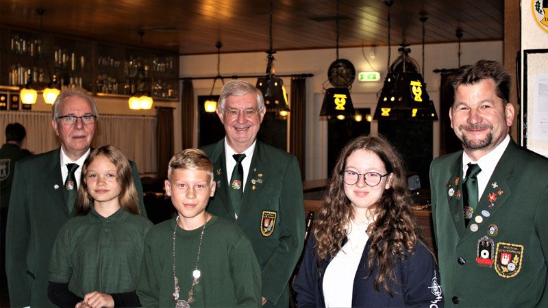 Hans Oestmann (3.v.L.) vom Schützenverein Neuenfelde wurde neuer neuer Landesschülerkönig. Vizepräsident Heinz-Heinrich Thömen, Schützenverband Hamburg, Emma Bennitt, Schützenverein Neuenfelde (Drittplazierte), Vizepräsident Eckhardt Mißfeldt, Schützenverband Hamburg und Jana Morche, Schützenkameradschaft Ohlendorf (Zweitplatzierte) gratulierten. | Foto: Jan Stüve