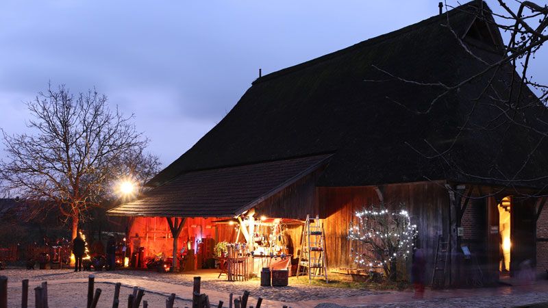 Am ersten und dritten Adventswochenende entdecken Besucher der Weihnachtsmärkte im Freilichtmuseum am Kiekeberg in Ehestorf Kunsthandwerk von etwa 110 Ausstellern. | Foto: FLMK
