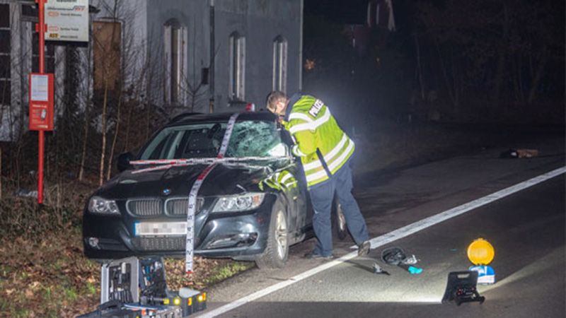 Als erstes erfasste dieser BMW den Fußgänger. | Foto: JOTO