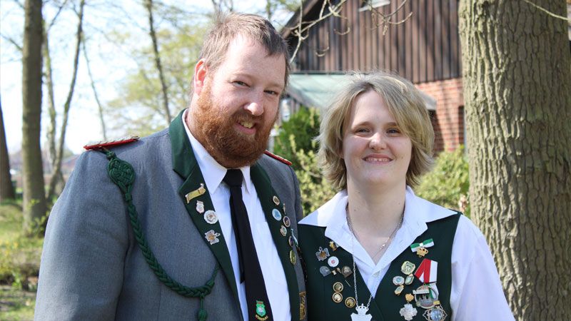 König Florian Koch und seine Königin Claudia freuen sich auf das Vogekschießen in Rönneburg. | Foto: Jan Stüve