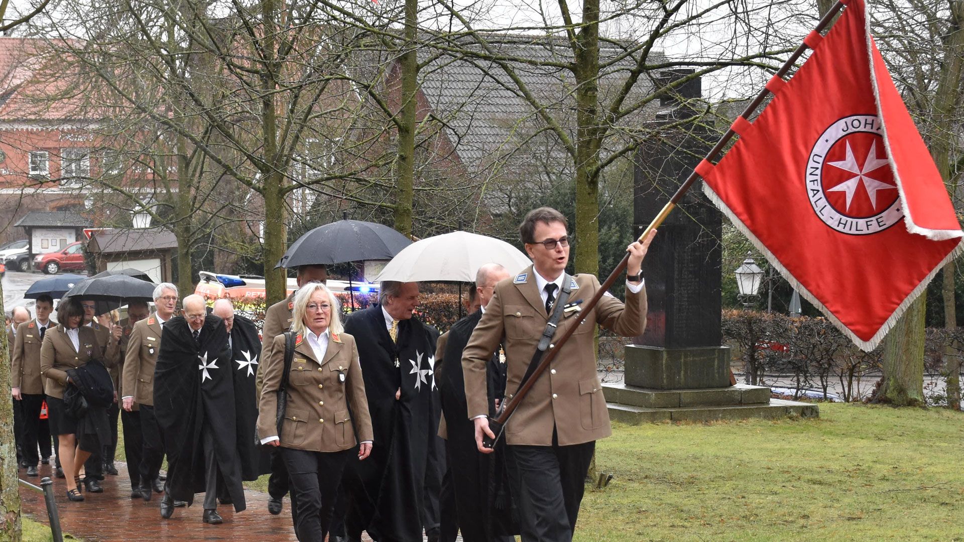 Regnerischer Weg in die Kirche: Die Johanniter feierten in Salzhausen die Verabschiedung von Regionalvorstand Thomas Edelmann mit einem Gottesdienst. | Foto: Johanniter