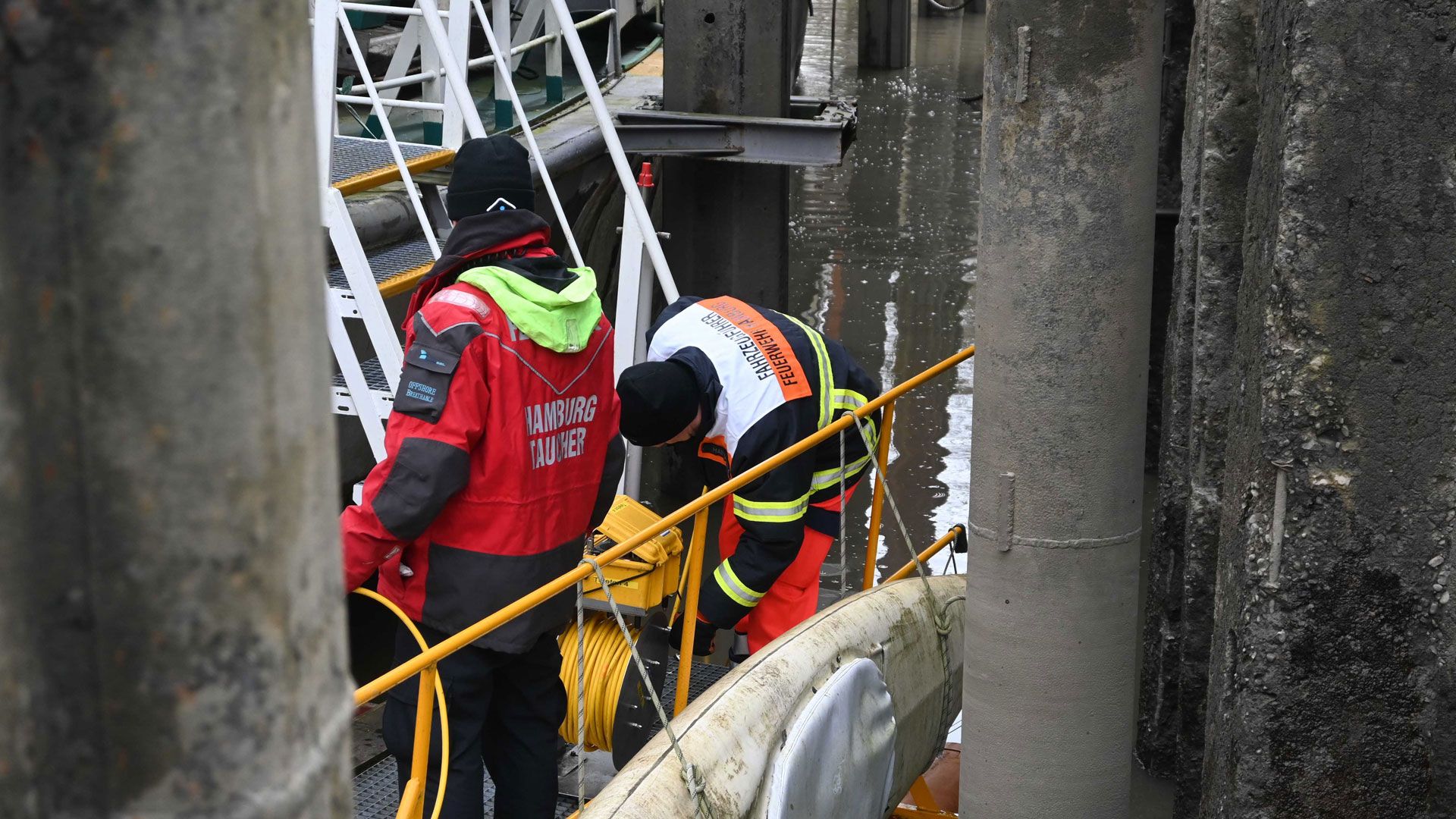 Taucher bergen den Ertrunkenen aus dem Wasser. | Foto: HamburgNews