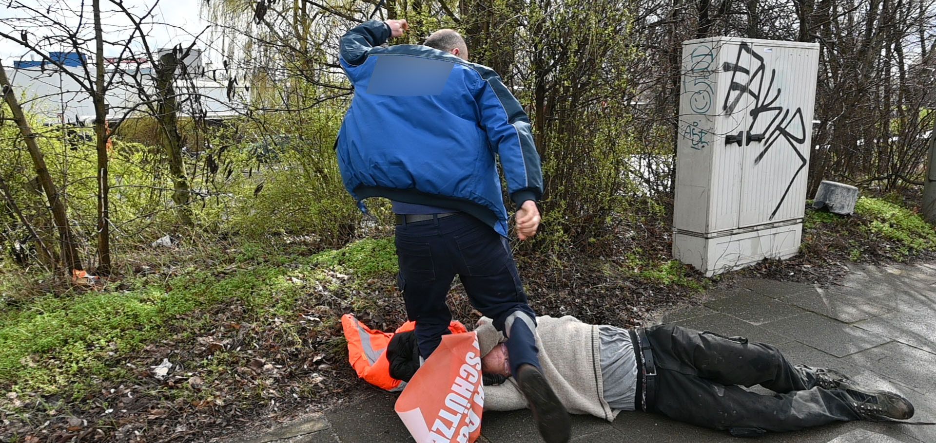 Ein LKW-Fahrer tritt auf einen am Boden liegenden Aktivisten der Letzten Generation ein. | Foto: Lenthe-Medien