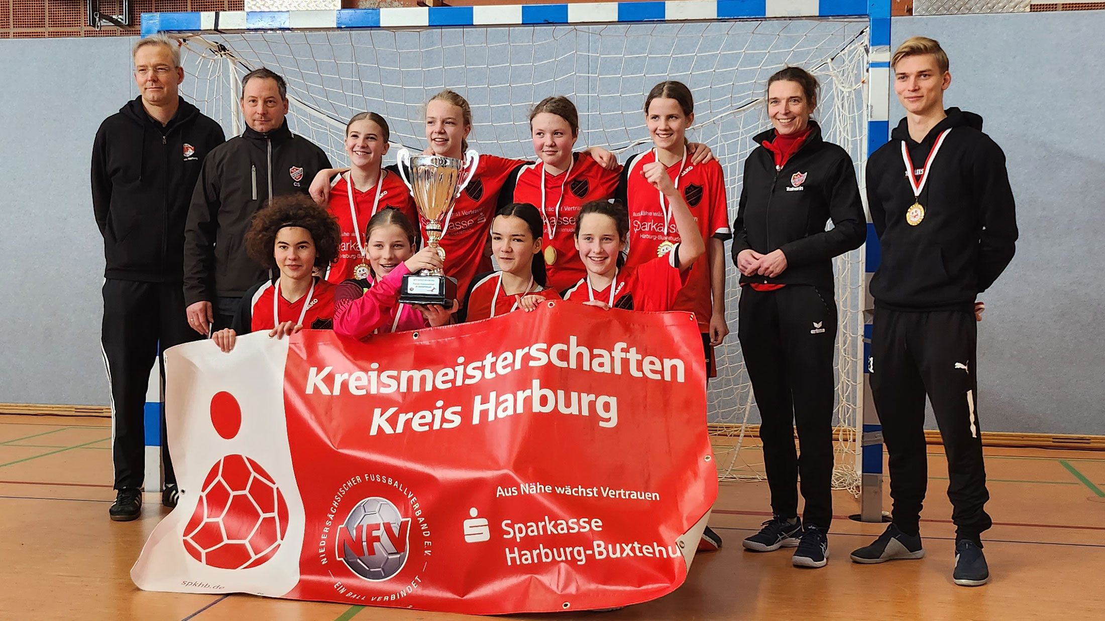 Die Futsal-Kreismeisterinnen des TuS Fleestedt nach der Siegerehrung. Links Jan Maak, Turnierleiter des NFV Kreis Harburg. | Foto: TuS Fleestedt