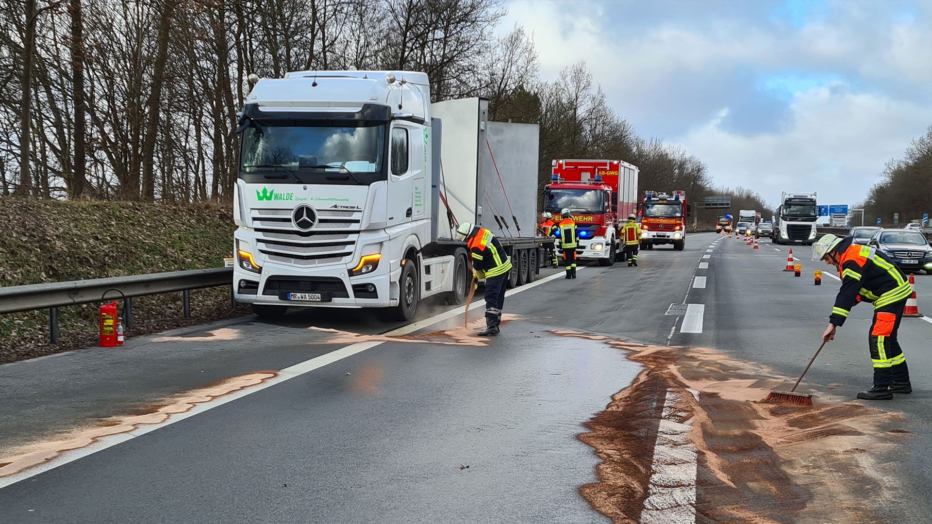 Die Feuerwehr Seevetal war am Donnerstag bei einem Verkehrsunfall auf der A 7 bei Fleestedt im Einsatz. Ein LKW. Dieseltank war dabei beschädigt worden, Dieselkraftstoff lief aus. Die Feuerwehr streute den Kraftstoff ab, baute Dämme zur Vermeidung der weiteren Ausbreitung des Kraftstoffs und dichtete den beschädigten LKW-Tank ab. | Foto: Pressestelle FF Seevetal