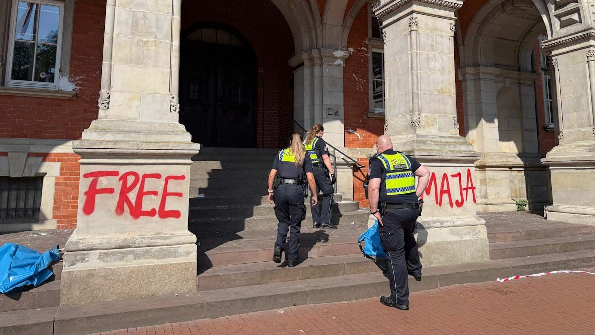 Auf das Harburger Rathaus wurde ein Farbanschlag unternommen. Foto: Lenthe-Medien