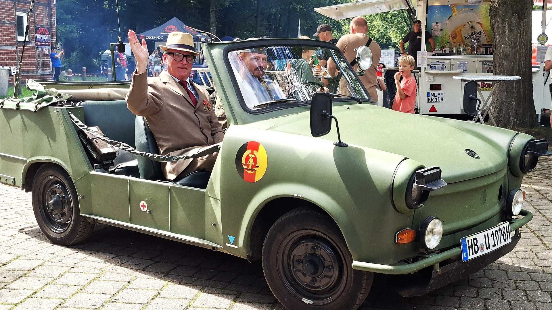 Ein Double von Erich Honecker drehte als Staatsgast beim Checkpoint Ostschrott in Brackel seine Runden. Foto: Ilka Teschner