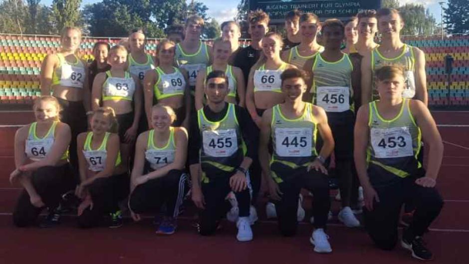 Teamfoto der FiFa-Mannschaft. Die Leichtathleten der Fischbeker Schule vertraten Hamburg erfolgreich beim Bundesfinale `Jugend trainiert für Olympia` in Berlin. Bei dieser Meisterschaft der Schulen trafen die 16 Landessieger beim großen Bundesfinale aufeinander. | Foto: ein