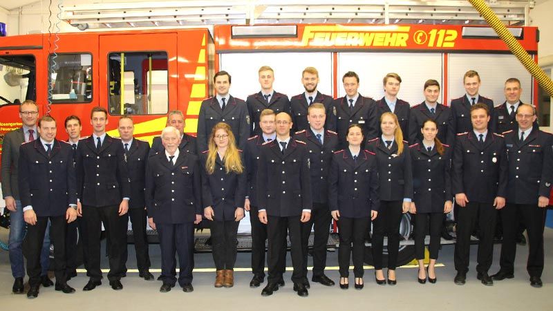 Jede Menge Ehrungen und Beförderungen gab es bei der Feuerwehr Leversen/Sieversen. Hier freuen sich die Geehrte und Beförderten gemeinsam mit ihren Gratulanten. | Foto: ein