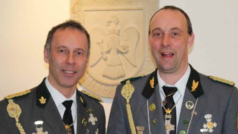Der neue Elstorfer Schützen-Präsident Mirco Meyer (links) beglückwünscht Thomas Dammann zum Titel König der Könige. | Foto: ein