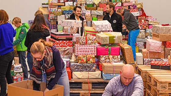 Rund 12.000 Weihnachtspakete für bedürftige Kinder in Osteuropa packten die Round Tabler gestern im Harburger Binnenhafen. | Foto: Niels Kreller