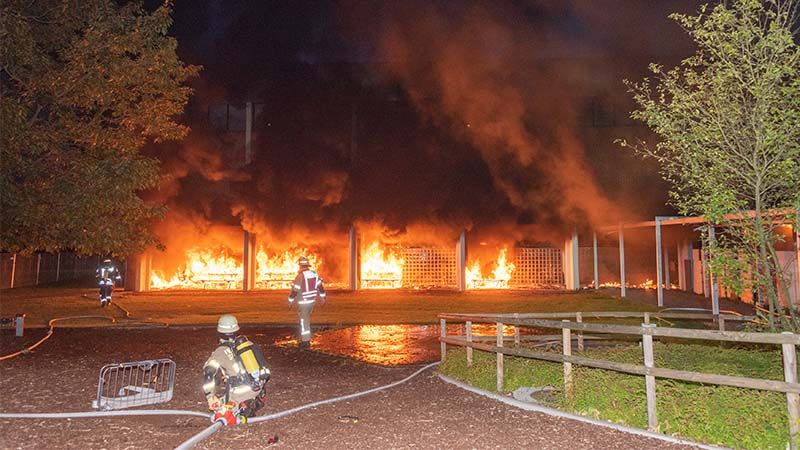 Die Sporthalle der Erich-Kästner-Realschule in Tostedt stand am Donnerstagabend in Flammen. | Foto: JOTO