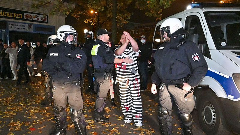 Bei den Halloween-Krawallen in Harburg nahm die Polizei einen jungen Mann in einem Häftlingskostüm fest. Der feierte sich dafür auch noch selbst. | Foto: HamburgNews