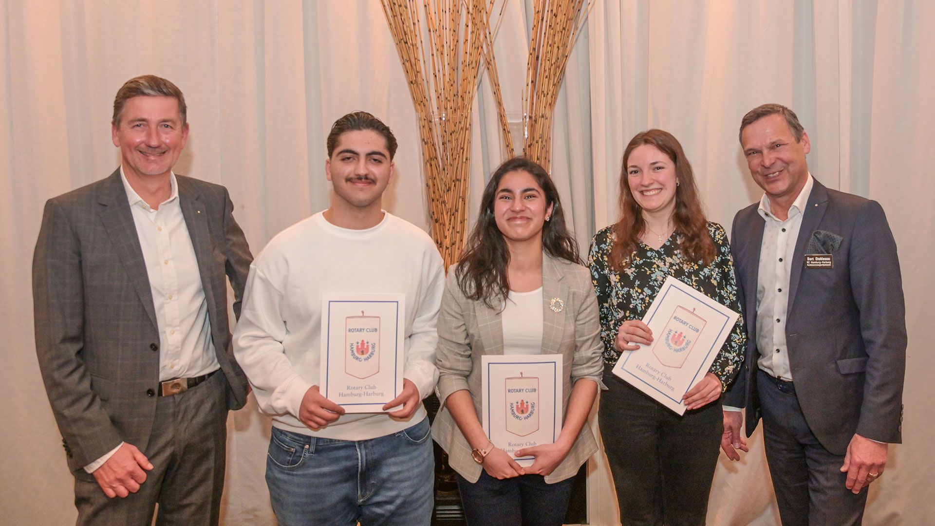 Torsten Schümann (inks) und Bert Stoklossa (rechts) vom Rotary-Club Hamburg-Harburg freuen sich mit den Preisträgern des Jugendpreis 2024, Mohammed Al Zoubi, Riali Shekarpuri und Pia Nolting (v.l.). | Foto: Niels Kreller