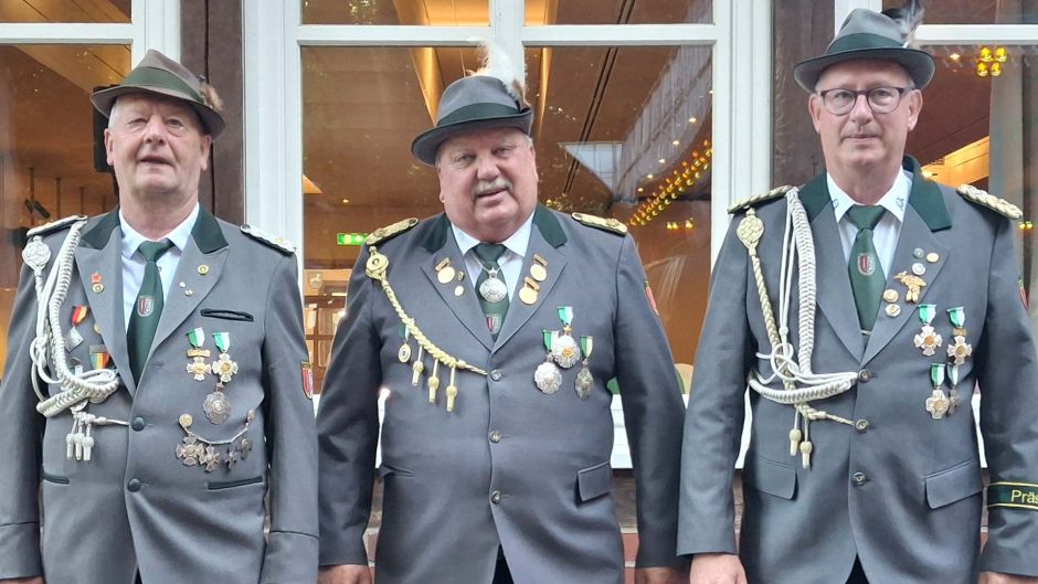 Die Marxener Schützencrew: Thomas Frommann (von links, Adjutant); Roland Homann (amtierender Schützenkönig) und Torsten Moock (Adjutant und Präsident). Foto: SK Marxen