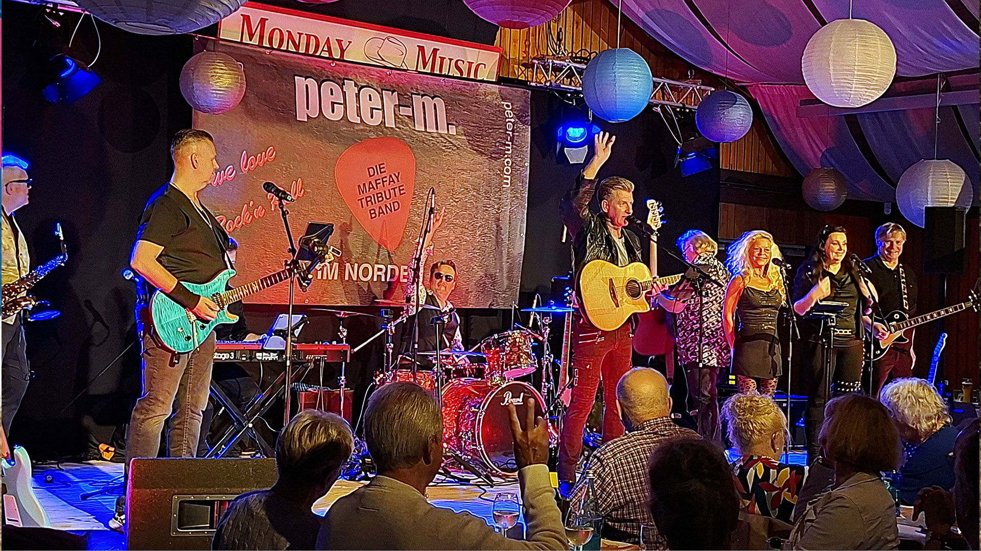 Die Tribute-Band Peter M. sorgte für beste Stimmung im Hörstener Dörphus. Foto: Ilka Teschner