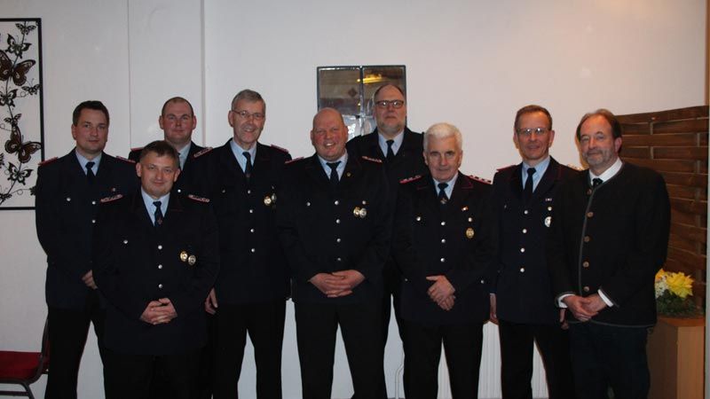 Über die Ehrungen bei der Feuerwehr Fliegenberg freuen sich der stellvertretende Ortsbrandmeister Florian Grube (von links), Hans- Jürgen Pawlowski, Ortsbrandmeister Sören Brendel, Hermann Stoef jr., Heiner Wischendorff, stellvertretender Kreisbrandmeister Sven Wolkau, Werner Grube, Gemeindebrandmeister Stephan Martens und Bürgermeister Robert Isernhagen. Foto: ein