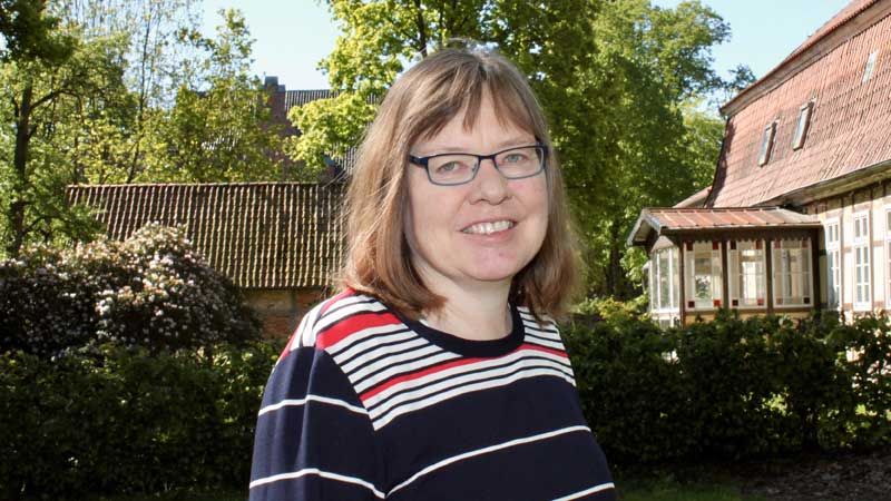 Pastorin Susanne Kuhland vor der Tostedter Johanneskirche. | Foto: C. Wöhling