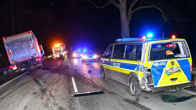 Bei einem Unfall in Stelle wurden zwei Polizisten leicht verletzt. | Foto: HamburgNews