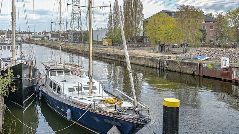 Die Kaimauer am Treidelweg wird ab Montag saniert. Dort soll Harburgs neuer Beach Club entstehen | Foto: Niels Kreller