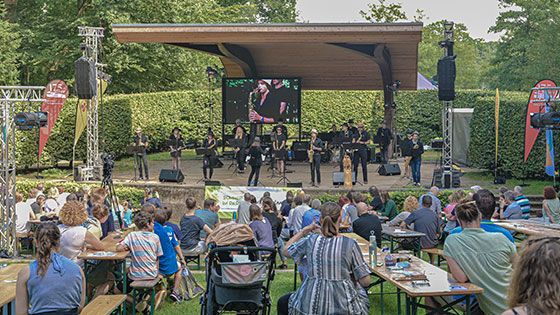 Zum vierten Mal steigt an den kommenden zehn Tagen das Harburger Kulturfestival "Sommer im Park" an der Freilichtbühne im Harburger Stadtpark (Symbolfoto). | Foto: Niels Kreller