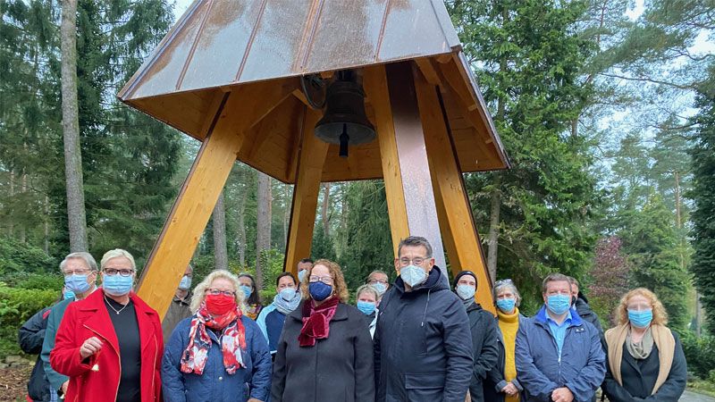 Die Ev.-luth. Kirchengemeinde Maschen übergibt die Friedhofsglocke auf dem Maschener Friedhof an die Gemeinde Seevetal. Vordere Reihe: Dirk ter Horst (von links), Allgemeiner Verwaltungsvertreter der Bürgermeisterin, Ordnungsamtsleiter und Rechtsamtsleiter der Gemeinde Seevetal, Seevetals Bürgermeisterin Martina Oertzen, Maschens Ortsbürgermeisterin Angelika Tumuschat-Bruhn, Pastorin Sabine Bokies und Kirchenvorstandsvorsitzender Harald Zimmermann von der Ev.-luth. Kirchengemeinde Maschen mit Vertreterinnen und Vertretern der Kirchengemeinde Maschen, des Ev.-luth. Kirchenkreises Hittfeld, des Kirchenkreisamtes Winsen, der Gemeinde Seevetal, der Gewerke und Betriebe Seevetals. | Foto: C. Wöhling