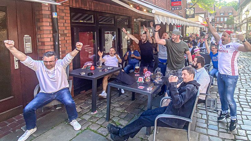 Nach den Abpfiff konnten die HSV-Fans im Bierbrunnen erleichtert über das Erreichen der Relegation jubeln. | Foto: Niels Kreller