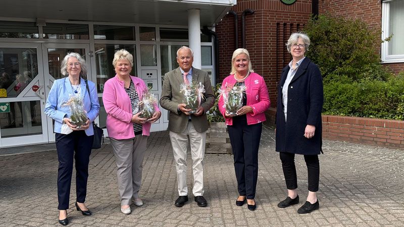 Die drei ehemaligen Ortsbürgermeister(innen) Brigitte Somfleth (von links), Berit Rohte und Thomas Fey, Seevetals ehemalige Bürgermeisterin Martina Oertzen und Bürgermeisterin Emily Weede. | Foto: ein