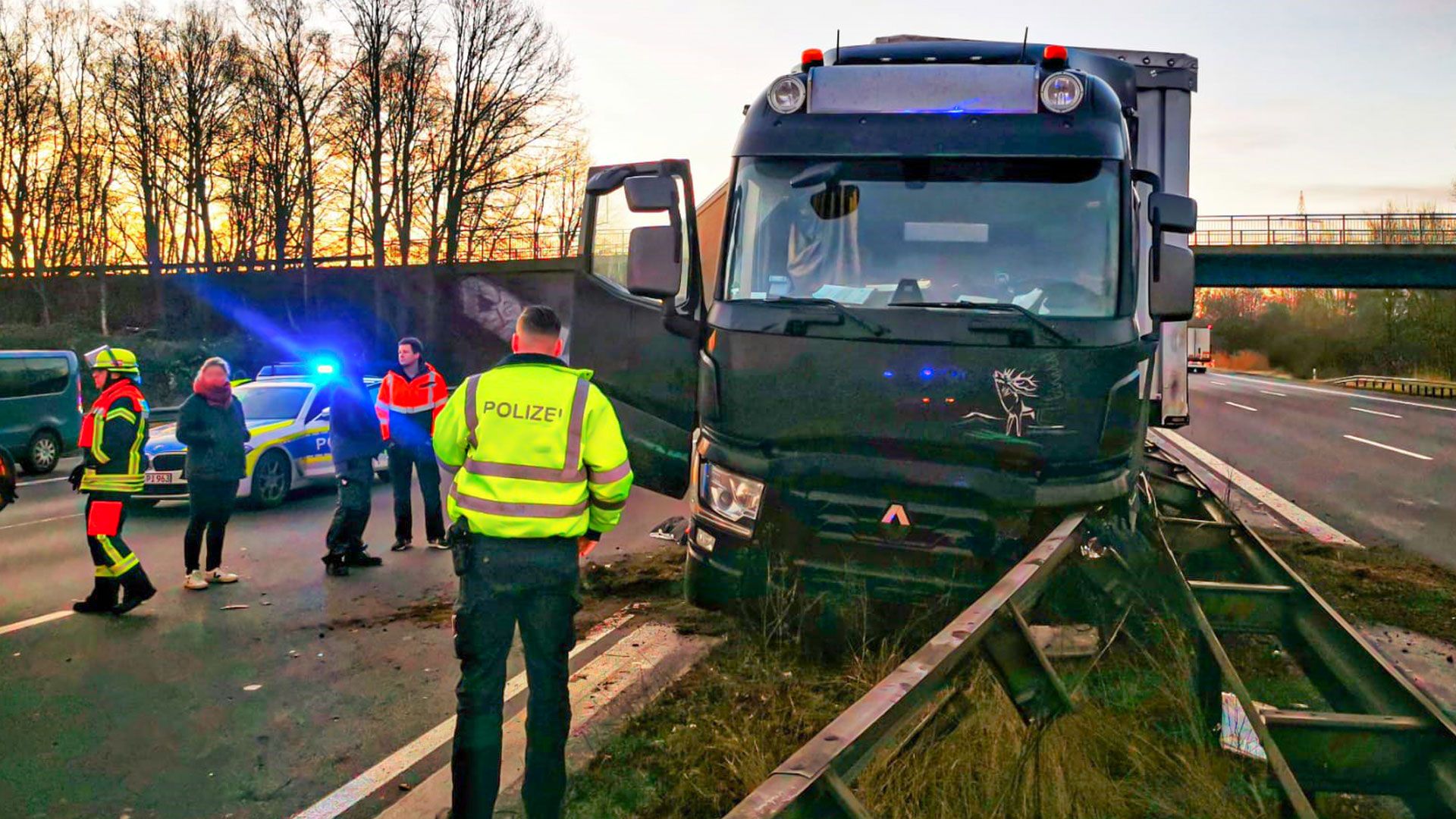 Dieser LKW prallte auf der A1 zwischen Maschener Kreuz und Harburg in die Mittelleitpanke. : Remon Hirschmeier,  FF Maschen