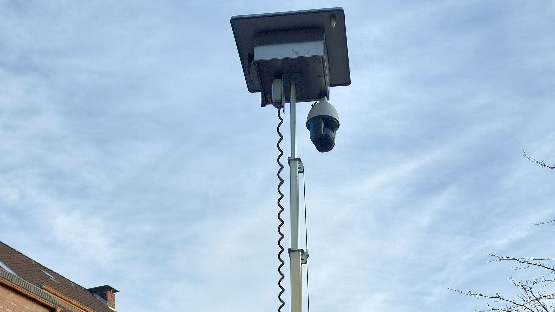 Diese 360-Frad-Kamera an einem Teleskopmast ist Teil der Überwachungsanlage am Harbruger Ring. | Foto:HamburgNews